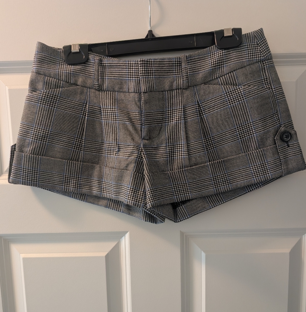 Guess Cuffed Plaid Shorts With Button Detail On Sides. Size 27
